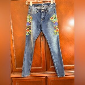 V 1969 Italia (Versace) Abbigliamento
Sportivo EUC Floral Embroid.
Jeans Sz26
